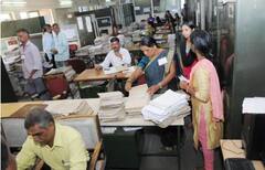 Labor Law: 12 घंटे नौकरी से हफ्ते में 4 दिन काम तक, क्या सरकार जुलाई से लागू कर देगी नए नियम-जानें?