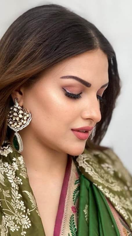 हिमांशी खुराना के दिलकश अवतार ने फैन्स को बनाया दीवाना