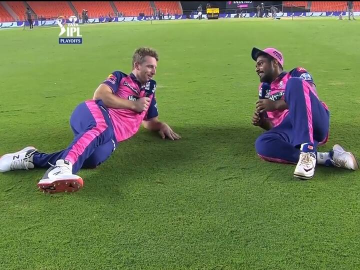 IPL 2022 Jos Buttler Sanju Samson Recreate Yuzvendra Chahal Viral Meme Pose After Win Against RCB Watch Video Watch Video: இது சஹால் ஸ்டைல்.. நடு மைதானத்தில் படுத்துக்கொண்டு லூட்டி அடித்த பட்லர், சாம்சன்! வைரல்  வீடியோ