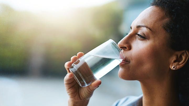 five possible reasons of dehydration even though you drink enough water Dehydration : पुरेसं पाणी पिऊनही होतं डिहाइड्रेशन, जाणून घ्या लक्षणं