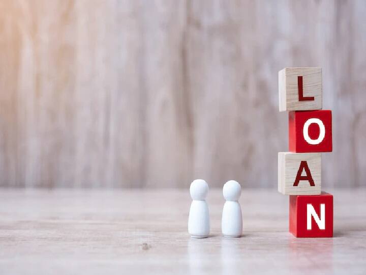 Tips to Reduce Debt Trap: हमें जब भी अचानक पैसों की जरूरत पड़ती है तो लोन एक शानदार ऑप्शन रहता है. घर बनाना हो या कार लेना हो, बच्चों की पढ़ाई हो या शादी हो इन सभी खर्चों के लिए लोन की जरूरत पड़ती है. ऐसे में ज्यादातर लोग बैंक या फाइनेंशियल कंपनी लोन लेते हैं.