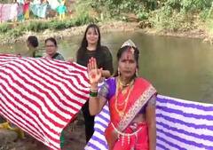 पाहा फोटो: वालधुनी नदीला सप्त रंगी साड्या अर्पण करून पूजा; महाराष्ट्रात पहिल्यांदाच नदीची पूजा