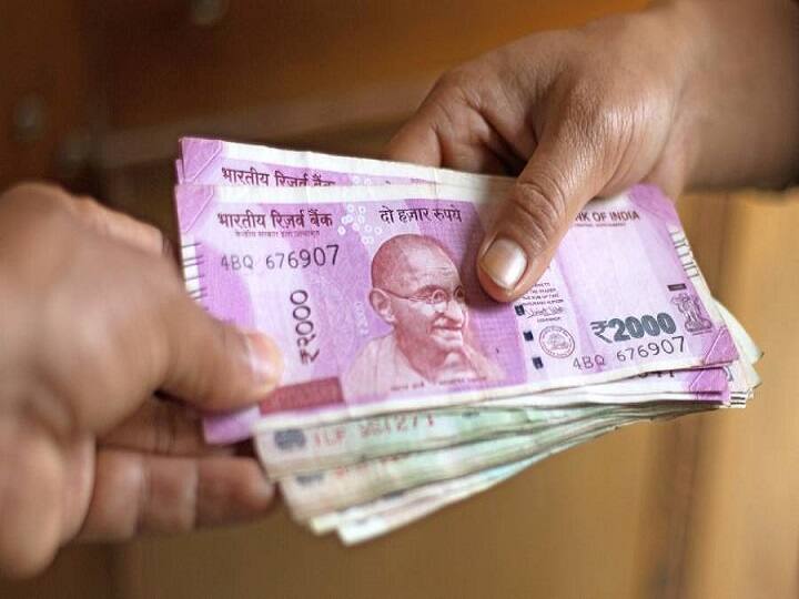 आपको बता दें अगर आपकी बेसिक सैलरी 56,900 रुपये है. तो इस हिसाब से आपको इस समय 19,346 रुपये डीए के रूप में मिल रहे हैं.