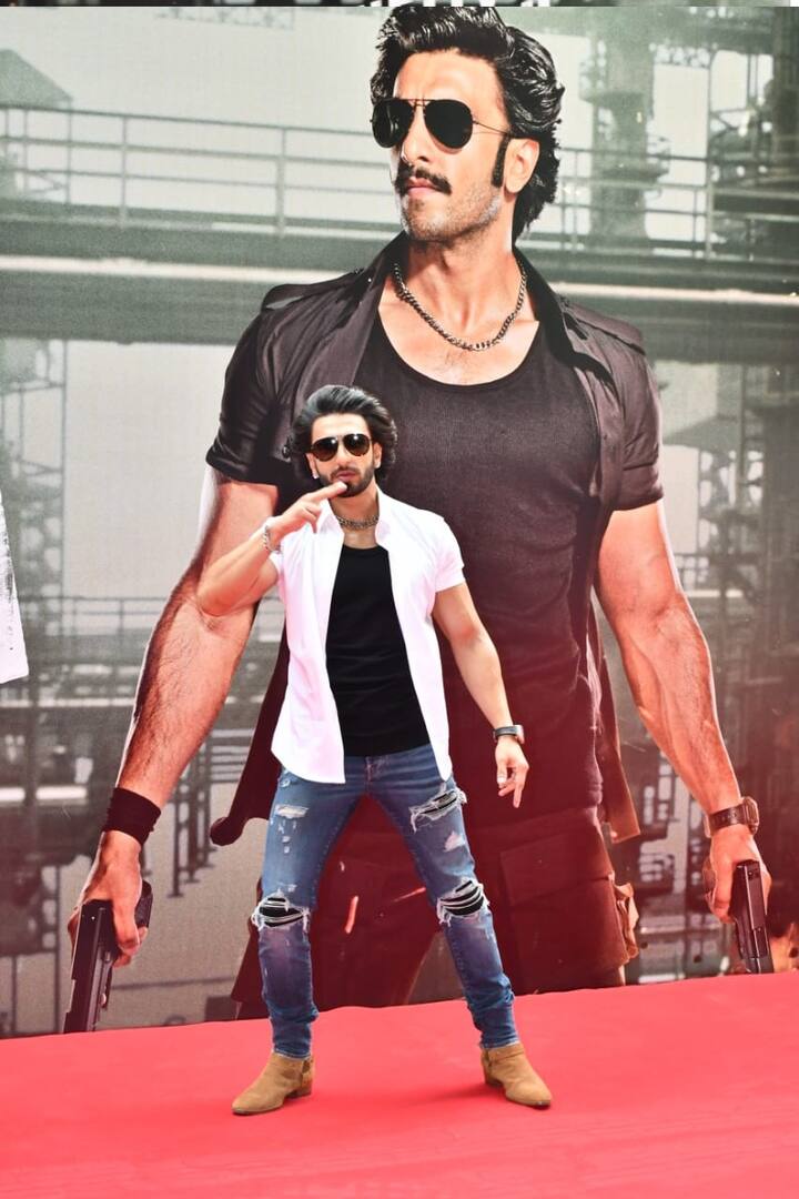 রোহিত শেট্টি পরিচালিত ও রণবীর সিংহ, পূজা হেগড়ে ও জ্যাকলিন ফার্নান্ডেজ অভিনীত 'সার্কাস' মুক্তি পেতে চলেছে ২০২২ সালের ডিসেম্বরে। তার আগে আজ সেই ছবির জন্য বেশ কিছু ছবি প্রকাশ্যে এল।