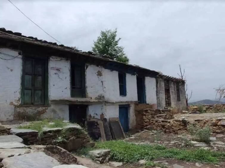 People left the village of Pithoragarh as haunted now the hard work of two boys has returned Uttarakhand News: पिथौरागढ़ के गांव को लोगों ने भूतिया मानकर छोड़ा, अब दो लड़कों की मेहनत लौटी खुशी