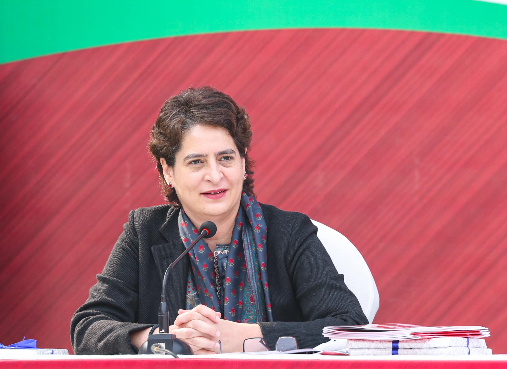 Priyanka Gandhi : यूपीतल्या दारुण पराभवानंतरही प्रियंका गांधींना राज्यसभेचं बक्षीस? संपूर्ण गांधी परिवार संसदेत  दिसणार?