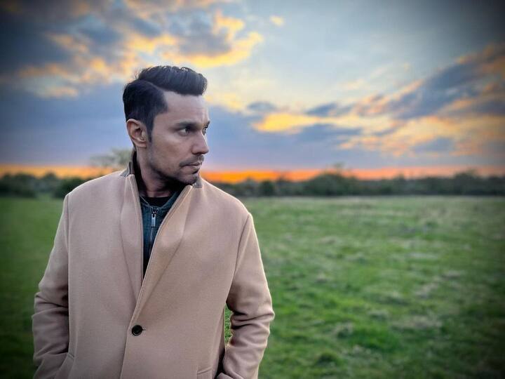 बॉलिवूड अभिनेता रणदीप हुडा याचा हा दुसरा बायोपिक असणार आहे. याआधी त्याने ‘सरबजीत’ या बायोपिकमध्ये प्रमुख भूमिका साकारली होती. रणदीप हुडा आणि चित्रपट निर्माते संदीप सिंह यांनी यापूर्वी 'सरबजीत' चित्रपटात एकत्र काम केले आहे. (फोटो:randeephooda/ig)