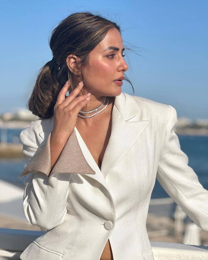 या फोटोन काही मिनिटांतच हजारो लाईक्स आले आहेत. (photo: /realhinakhan/ig)