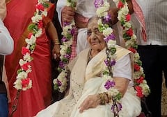 PHOTO : आदेश भावोजी 99 वर्षीय चाहतीच्या भेटीला, पैठणी देऊन आजीबाईंचा सन्मान