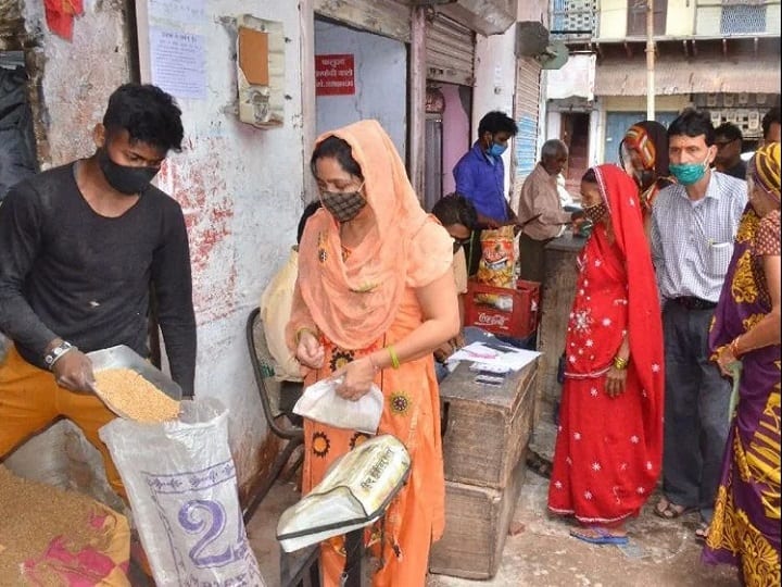 Unnao, dictatorship of Kotedar on card holders, before taking frre ration they have to gave him 5 kg of straw ann Unnao News: उन्नाव में कोटेदार की कार्डधारकों पर गजब तानाशाही, 5 किलो भूसा नहीं दिया तो राशन भी नहीं मिलेगा