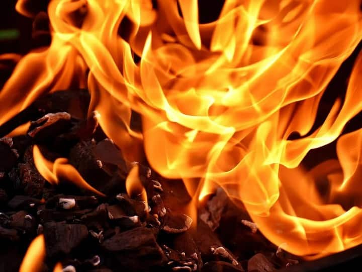 Jhansi News Elderly couple dies due to massive fire in building Jhansi Fire: झांसी की एक इमारत में आग लगने से बुजुर्ग दंपति की मौत, लाखों का सामान जलकर राख