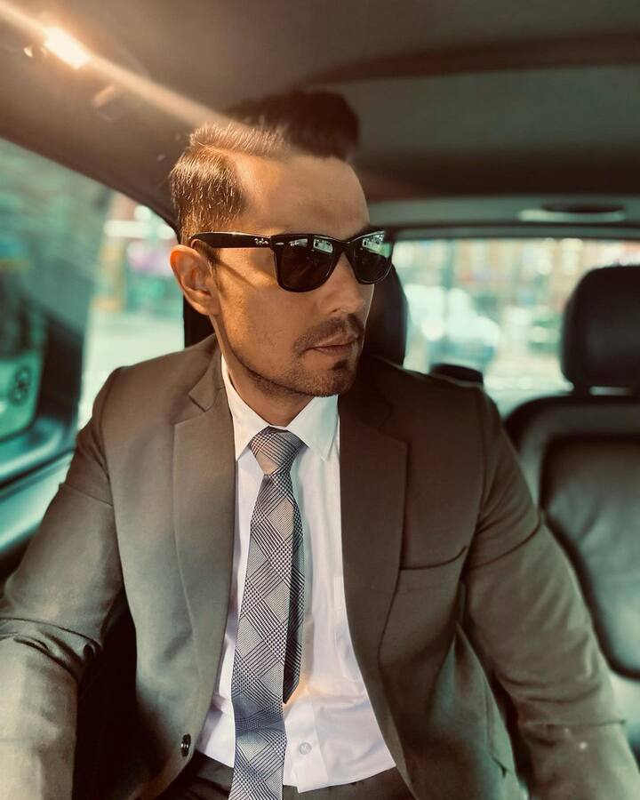 'स्वतंत्र वीर सावरकर' चित्रपटाच्या स्क्रिप्टचे काम जवळपास पूर्ण झाले आहे. या भूमिकेसाठी रणदीप किती मेहनत घेत आहे, याची झलक चित्रपटाच्या फर्स्ट लूकमधून पाहायला मिळत आहे. मीडिया रिपोर्टनुसार, अभिनेत्याने भूमिकेसाठी वजन कमी करण्यास सुरुवात केली आहे.(फोटो:randeephooda/ig)