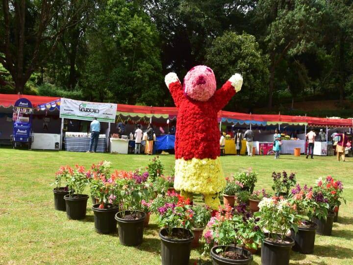 பூங்காவில் வைக்கப்பட்டுள்ள பொம்மை மலர்கள் வடிவில்