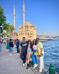 Sara Ali Khan Pics: दोस्तों के साथ तुर्की में वेकेशन मना रहीं हैं सारा अली खान, शेयर की बेहद खास तस्वीरें