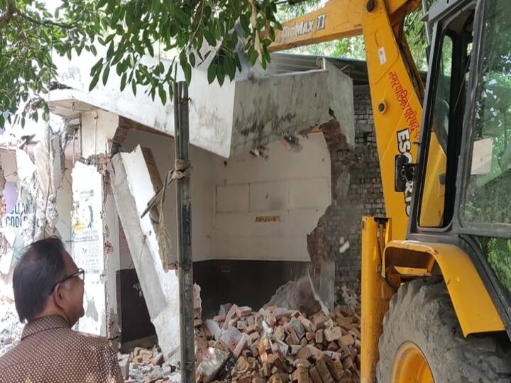 Farrukhabad News UP News Bulldozer ran on illegal construction in Farrukhabad ann UP News: फर्रुखाबाद में अवैध निर्माण पर चला बुलडोजर, PWD की करोड़ों रुपये की जमीन को कराया गया कब्जा मुक्त