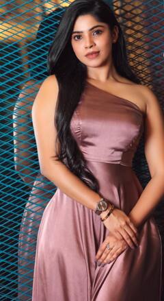 Actress Divya Bharathi: சகியே நீயாரடி கை தீண்டும் பௌர்ணமி.. நடிகை திவ்யபாரதி லேட்டஸ்ட் க்ளிக்ஸ் !