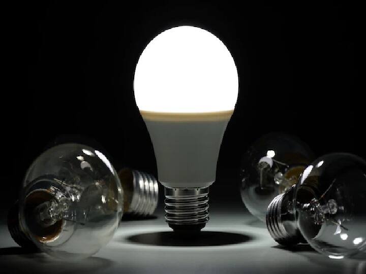 देश में पिछले कुछ समय से बिजली संकट देखा जा रहा है. ऐसे में सरकार भी लोगों को सोच समझकर बिजली के इस्तेमाल की सलाह दे रही है. ऐसे में आजकल घरों में एलईडी बल्ब का इस्तेमाल बहुत तेजी से बढ़ गया है. ऐसे में मार्केट में इस बल्ब की डिमांड बहुत तेजी से बढ़ा है. अगर आप कम पैसों में खुद का बिजनेस शुरू करना चाहते हैं तो LED Bulb का बिजनेस कर सकते हैं. इस बिजनेस को शुरू करने में आपको केवल 50 हजार रुपये का निवेश करना होगा.(PC: Freepik)