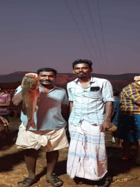 பெரிய சைஸ் மீனுடன் மேலவளவு கிராம இளைஞர்கள்.