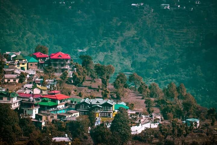 कल्पा - ये हिमाचल प्रदेश का गांव है जो पर्यटकों के बीच काफी फेमस है.  यहां पर अनेकों प्राचीन मठ और कई मंदिरों हैय इसके अलावा ये गांव सेब के बागों के लिए भी प्रसिद्ध है.