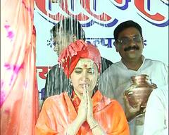 PHOTO : नवनीत राणा आणि रवी राणांचा मंत्रोच्चाराच्या गजरात दुग्धाभिषेक