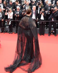 Tamannaah at Cannes: ब्लैक थाई-हाई स्लिट ड्रेस में 'कान्स' पहुंचीं तमन्ना भाटिया, रेड कार्पेट पर बिखेरा जलवा