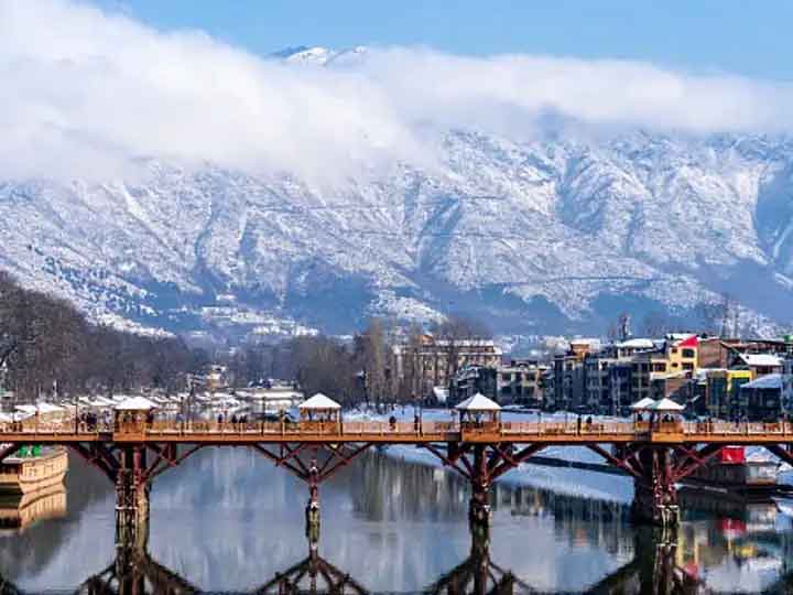 J&K Tourist Places: डल झील के अलावा भी कश्मीर में कई जगहें हैं टूरिस्ट की पसंद, अपनी छुट्टियों को बना सकते हैं यादगार