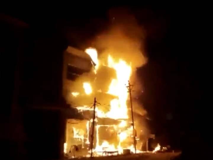 noida an atm in thana two phase area catch fire doused after department informed Watch: नोएडा के एक एटीएम में लगी आग, दमकल की 4 गाड़ियों ने पाया काबू