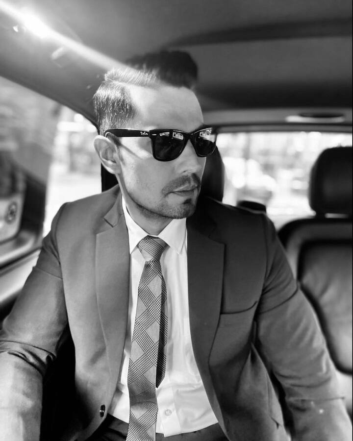 याच दिवसाचे निमित्त साधत निर्माते संदीप सिंग (Sandeep Singh) आणि आनंद पंडित (Anand Pandit), दिग्दर्शक महेश मांजरेकर (Mahesh Manjrekar) यांनी आगामी ‘स्वतंत्र वीर सावरकर’ (Swatantra Veer Savarkar) या चित्रपटाचा फर्स्ट लूक रिलीज केला आहे. (फोटो:randeephooda/ig)