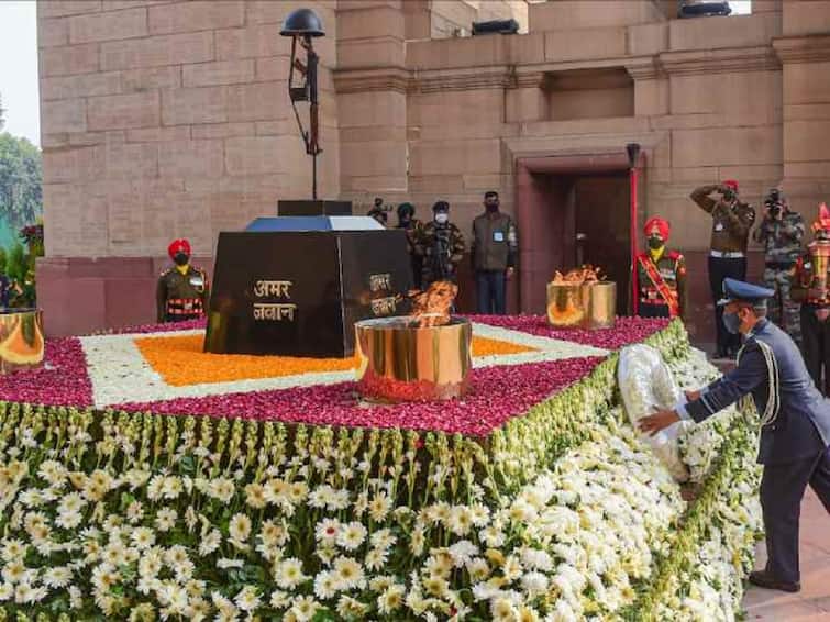 Iconic rifle, helmet at India Gate shifted to National War Memorial National War Memorial: অমর জওয়ান জ্যোতি স্থল থেকে সরল উল্টানো রাইফেল ও হেলমেট!