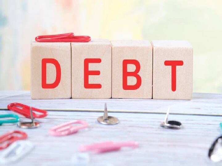 कर्ज के जाल से निकलने के लिए सबसे पहले आप अपने सभी कर्जों की लिस्ट को तैयार करें. इसमें अपने सभी कर्जों, उनके EMI और सभी पर लगने वाले ब्याज दर की लिस्टिंग करें. इसके बाद जो लोन डिफॉल्ट हो रहा है उसे पहचाने और सबसे पहले उसका पेमेंट करें.