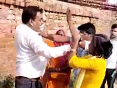 Azamgarh News: पति ने पत्नी की बीच सड़क पर कर दी जमकर पिटाई, वीडियो वायरल होने के बाद हरकत में आई पुलिस