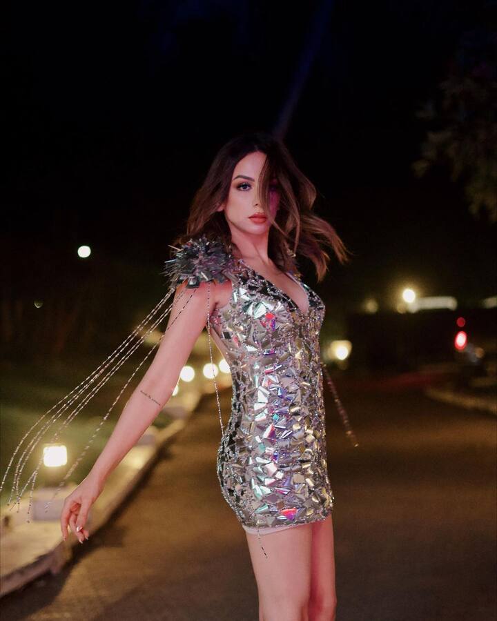 બિગ બોસ-10 ગર્લ નિતિભા કૌલ ઈન્સ્ટાગ્રામ પર ખુબ જ એક્ટિવ છે. નિતિભા પોતાની તસવીરો ચાહકો સાથે શેર કરે છે. અભિનેત્રીએ હાલમાં જ પોતાના ઈન્સ્ટાગ્રામ પર હોટ તસવીરો શેર કરી છે. આ તસવીરોમાં નિતિભા કાતિલ અંદાજમાં જોવા મળી રહી છે.