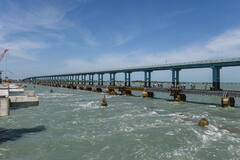 देशातील पहिला 'व्हर्टिकल सी लिफ्ट ब्रीज' पाहिलात का?