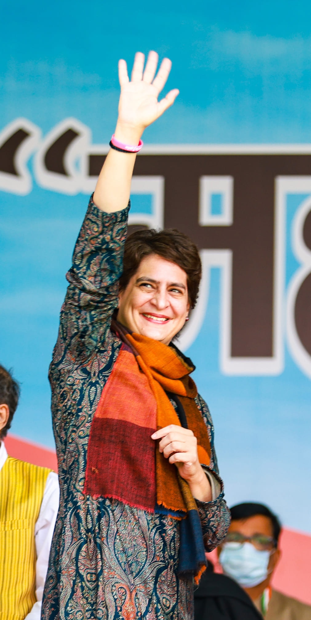 Priyanka Gandhi : यूपीतल्या दारुण पराभवानंतरही प्रियंका गांधींना राज्यसभेचं बक्षीस? संपूर्ण गांधी परिवार संसदेत  दिसणार?