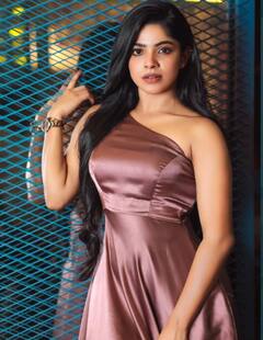 Actress Divya Bharathi: சகியே நீயாரடி கை தீண்டும் பௌர்ணமி.. நடிகை திவ்யபாரதி லேட்டஸ்ட் க்ளிக்ஸ் !