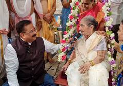 PHOTO : आदेश भावोजी 99 वर्षीय चाहतीच्या भेटीला, पैठणी देऊन आजीबाईंचा सन्मान