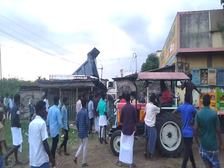 College students collide in the middle of the road in Sirkazhi! சீர்காழியில் நடுரோட்டில் மோதிக்கொண்ட கல்லூரி மாணவர்கள்! - போலீசார் விசாரணை