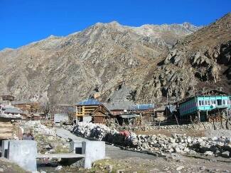 सांगला मैदो चितकुल की बर्फ के पहाड़ो से ढकी खूबसूरत जगह है. जहां पर्यटक आकर शांति पाते हैं. इसे सांगला कांडा के नाम से भी जाना जाता है.