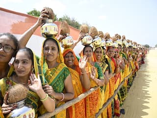 PM Modi Gujarat Visit: આટકોટમાં બહેનોએ પીએમ મોદીનું કર્યું કળશ સાથે પારંપરિક સ્વાગત, લગાવ્યા- મોદીજી તુમ આગે બઢો, હમ તુમ્હારે સાથે હૈ...ના નારા, જુઓ વીડિયો