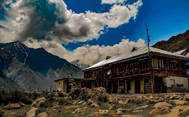 चितकुल गांव में आप ट्रैकिंग का मजा भी ले सकते है. यहां पर आप गर्मियों की छुट्टियों में ठंडक का एहसास ले सकते हैं. एडवेंचर लवर्स के लिए ये जगह एकदम परफेक्ट है.