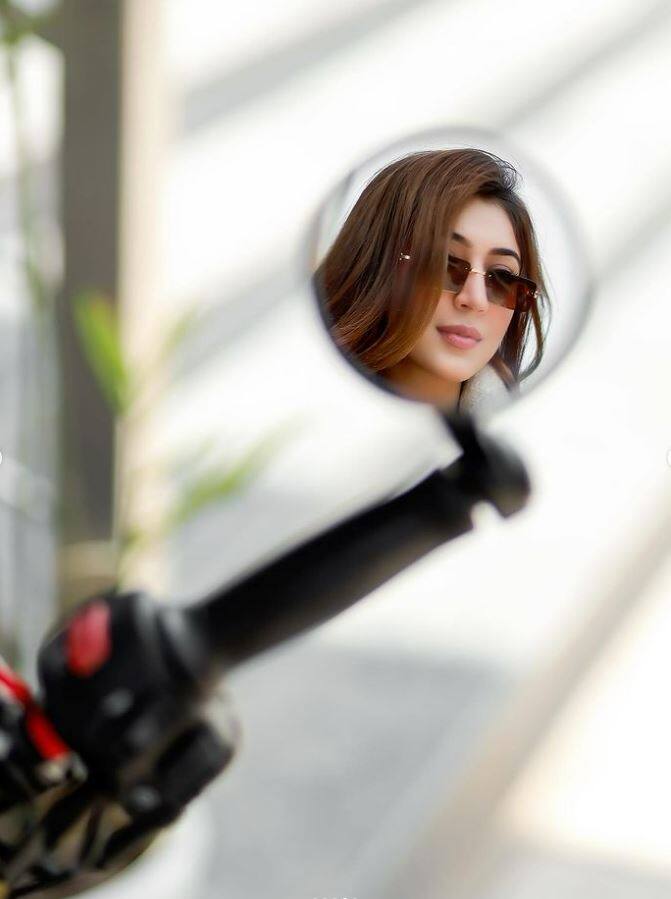 નવી તસવીરોમાં અભિનેત્રી સ્ટાઇલિશ લાગી રહી છે. આ વખતે તેણે ચાહકોને તેનો સ્પોર્ટી લુક બતાવ્યો છે, જેમાં તે બાઈકની રાઈડ પર ભાર મૂકવાની વાત કરી છે.