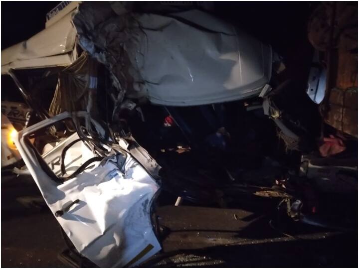 Rajasthan News Road accident horrific accident of mini bus full of tourists in Udaipur ANN Udaipur Accident: उदयपुर में ट्रेलर से टकराई पर्यटकों से भरी मिनी बस, एक परिवार के 17 लोग थे सवार, दो की मौत 