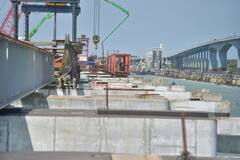 देशातील पहिला 'व्हर्टिकल सी लिफ्ट ब्रीज' पाहिलात का?