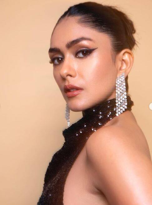 Mrunal Thakur ਦੇ ਗਲੈਮਰਸ ਲੁੱਕਸ ਕਰ ਦੇਣਗੇ ਕਾਇਲ