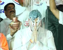 PHOTO : नवनीत राणा आणि रवी राणांचा मंत्रोच्चाराच्या गजरात दुग्धाभिषेक