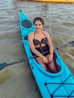 બિકીનીમાં મસ્તી કરતી જોવા મળી જાણીતી અભિનેત્રી, ક્યારેક ચોરીના આરોપ ખાધી હતી જેલની હવા