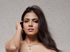 Malavika Mohanan pics: வெள்ளை ஆடையில் கொள்ளையடிக்கும்  ‘பேட்ட’ நடிகை...!