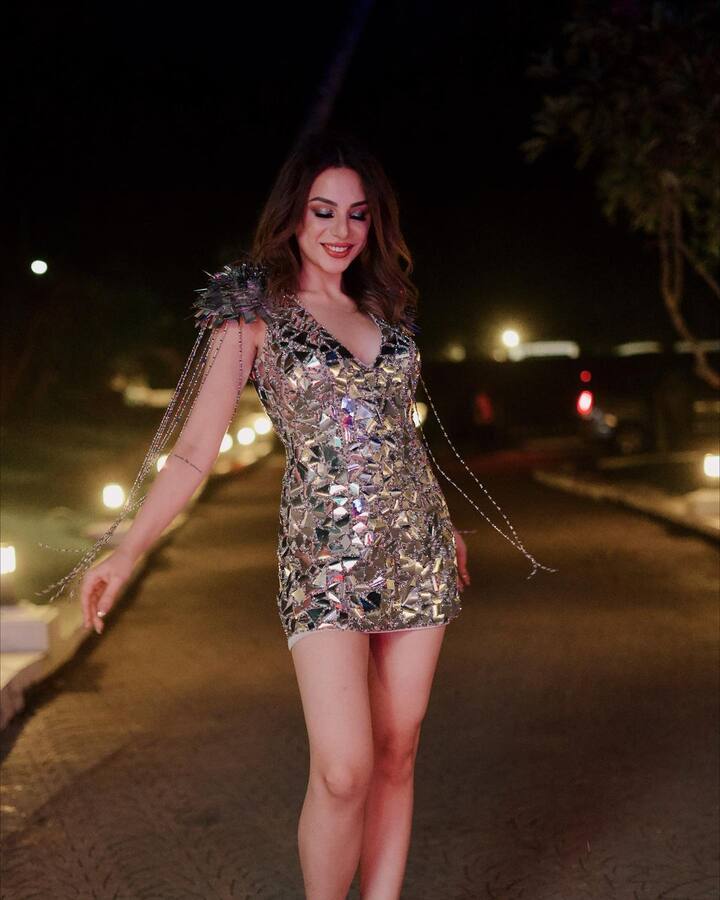 નિતિભાએ અલગ-અલગ અંદાજમાં હોટ પોઝ આપ્યા છે. બિગ બોસથી નિકળ્યા પછી નિતિભા હવે મોડલ બની ગઈ છે. નિતિભા પોતાના હોટ ફોટાઓના કારણે ચર્ચાંમાં રહેતી હોય છે.