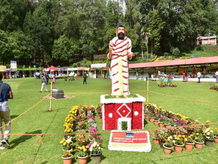 பூக்களால் செய்யப்பட்டுள்ள திருவள்ளூவர் சிலை