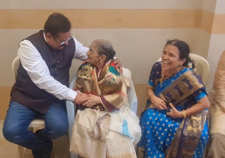 Aadesh Bandekar kept his word, meets 99-year-old fan in Sangli,  Honoring grandmother by giving Paithani आदेश भावोजींनी शब्द पाळला, 99 वर्षीय चाहतीची सांगलीत भेट, आजीबाईंचा पैठणी देऊन सन्मान